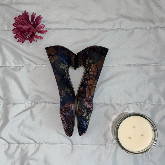 Vintage Life Stride Flowery Heels - Picture 4 of 6